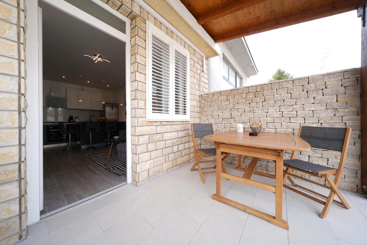 Modern With Loggia Terrace And Parking Apartmán *