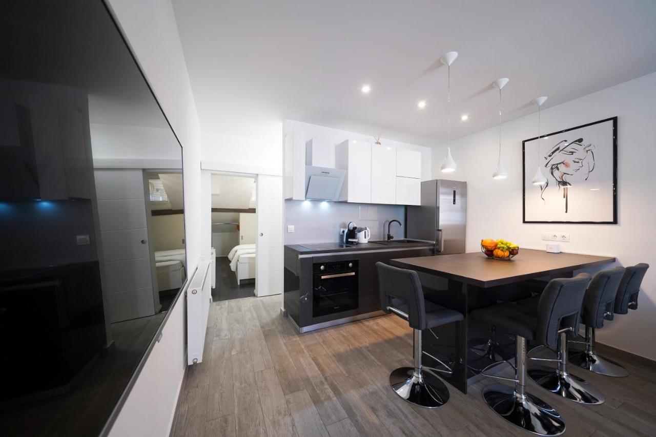 Modern With Loggia Terrace And Parking Apartmán